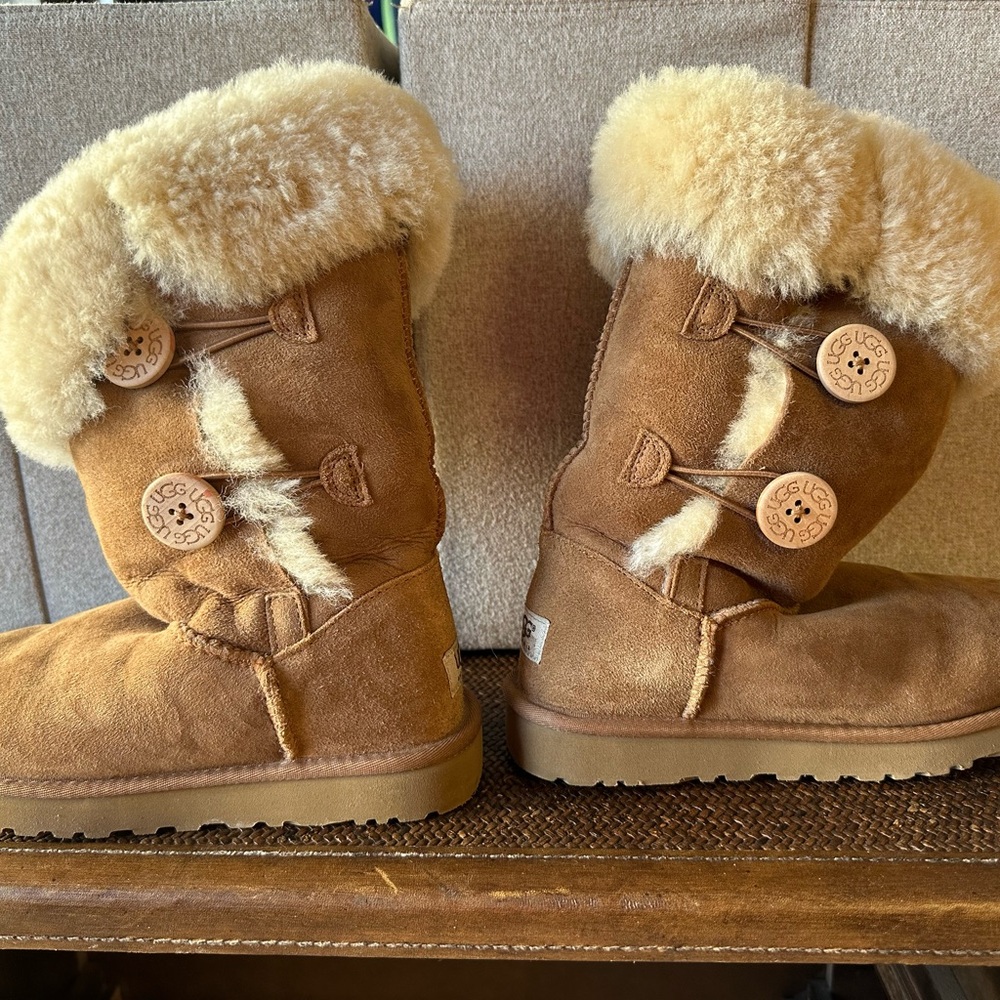2 button Uggs